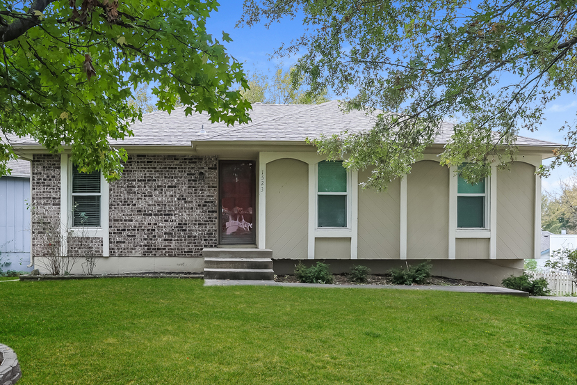 1523 NE Westwind Dr Lees Summit, MO 64086